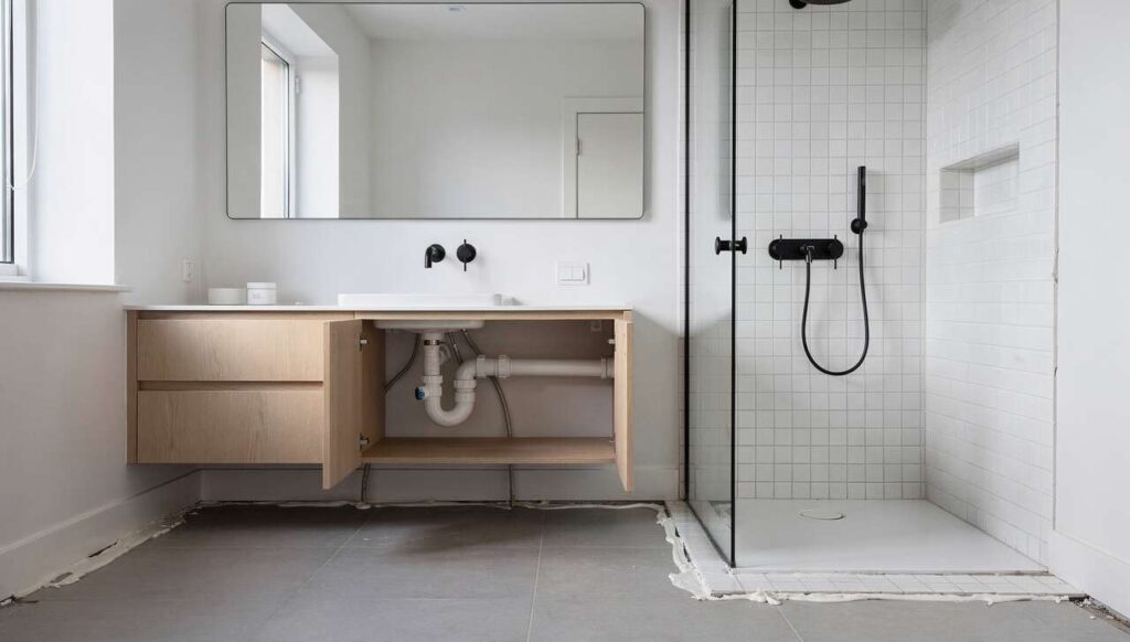 Dansk VVS-forening 2026: de 3 hyppigste DIY-fejl i badeværelser du bør undgå