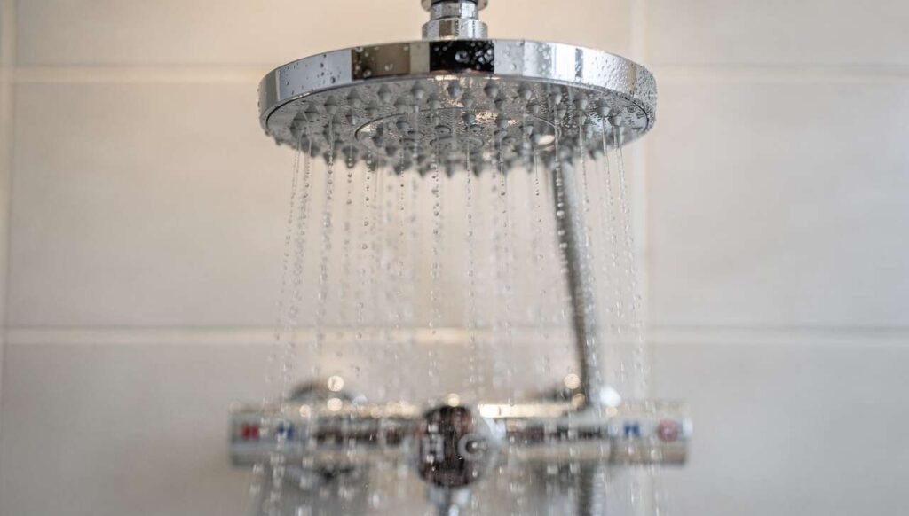 Kalkfrit brusehoved på én time: frysepose-tricket som VVS-folk anbefaler