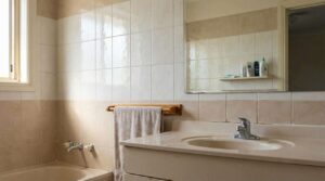 Malede badeværelsesfliser: sådan ser de ud efter et år – og hvad eksperter anbefaler